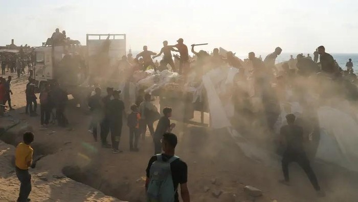 Tentara Bayaran AS Diduga Tembaki Warga Gaza yang Mencari Bantuan, Ribuan Orang Terdampak