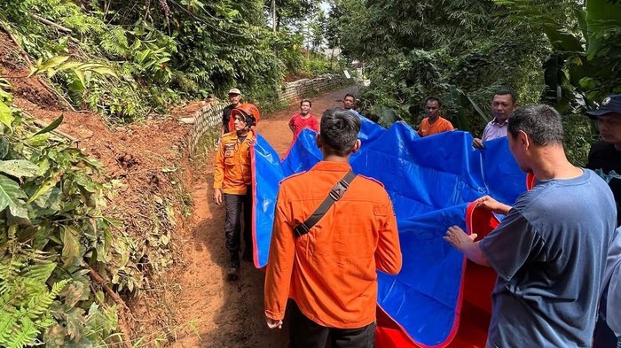 Tanah Longsor Terjadi di Klapanunggal Bogor, 16 Rumah Warga Terancam - Update 1