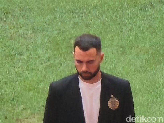 Jordi Amat Terlihat Pakai Jas Persija di JIS, Persiapan Here We Go?
