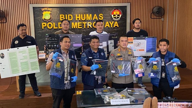 **Terbongkar! Sindikat Love Scam Pakai Foto Selebgram Malaysia Mengecoh Ratusan Juta Rupiah**