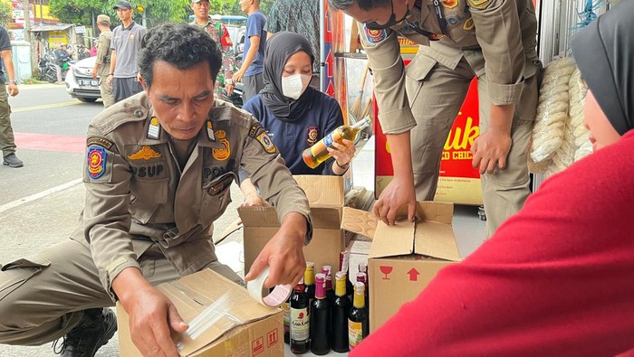 **Satpol PP Tangkap Bandar Miras di Ciawi Bogor, 804 Botol Ilegal Disita**