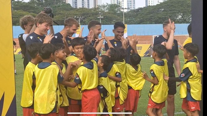 **Ole Romeny, Bintang Oxford United, Menjadi Rebutan Anak-anak di Coaching Clinic jelang Piala Presiden 2025**