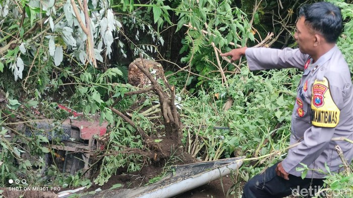 Tragedi Mengerikan di Bromo: Mobil Jip Bawa Wisatawan China Tumbang ke Jurang 60 Meter!