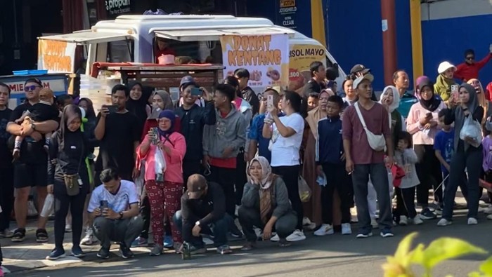 **Depok's CFD: Kala Warga Rekam Momen Lalin Seperti Nonton Balapan**