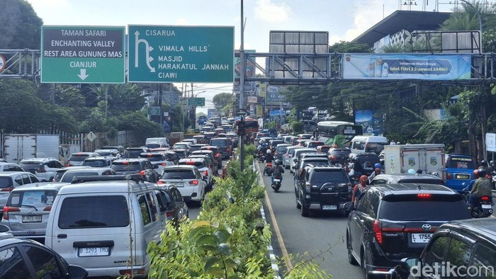Lalin Padat? Polisi Bogor Punya Solusi One Way di Puncak!