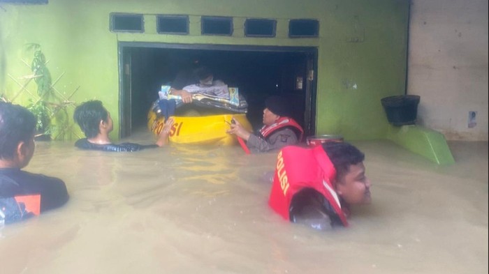 Banjir Kebon Pala Jaktim Mencapai 1,8 Meter, 71 Warga Dibantu Polisi Ungsi