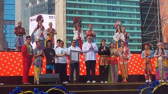 **'Jakarta dalam Warna' Cetak Rekor MURI dengan 7.000 Pesilat dan Penari**