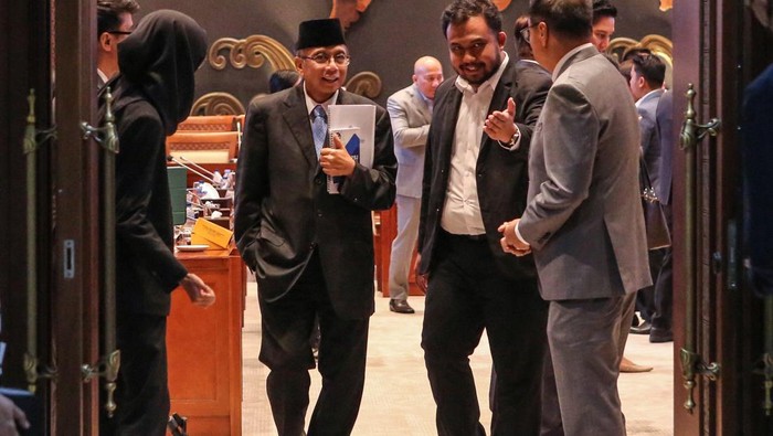 **24 Calon Dubes RI Uji Kelayakan di DPR: Siapa Mereka dan Apa yang Dipertaruhkan?**