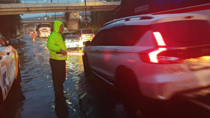 Banjir Jaktim, Titik-titik Jalan Terputus, Hidup Jadi Terhambat!