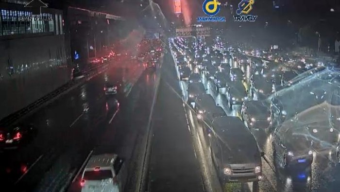 Tol Dalkot Dilanda Banjir, Arus Macet Berkepanjangan!