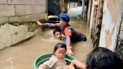 Banjir 1,7 Meter di Kebon Pala Jaktim: Polisi Selamatkan Balita dengan Ember, 43 Warga Dikabulkan