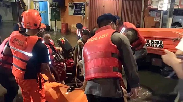Banjir Menerjang Tangsel, Polisi Bergerak Cepat Evakuasi Warga