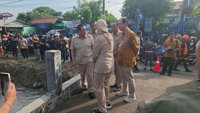 **Pramono Tinjau Pengerukan Kali Bekasi, Klaim Banjir Jakarta Belum Tuntas**