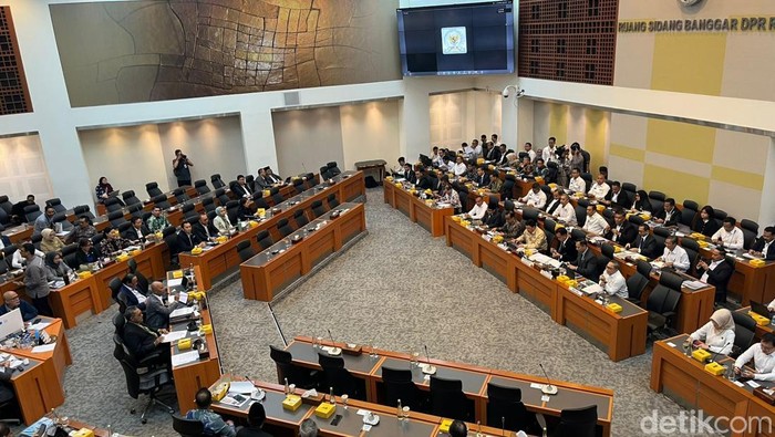 **6 Menko Kabinet Prabowo Hadiri Rapat Strategis Banggar DPR, Ini yang Terjadi!**