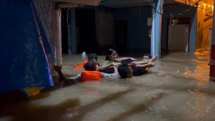 Cerita Polisi Evakuasi Bumil Mau Melahirkan di Tengah Banjir Kebon Pala - Update 1
