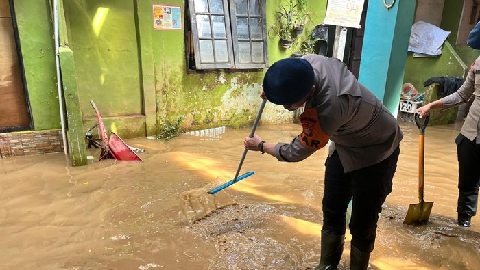 Polisi Bantu Bersih-bersih Rumah Warga Terdampak Banjir di Kebon Pala Jaktim - Update 1