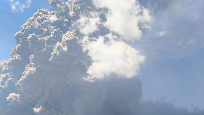 Gunung Lewotobi Meletus, Abu 18 Km Ancam Warga!