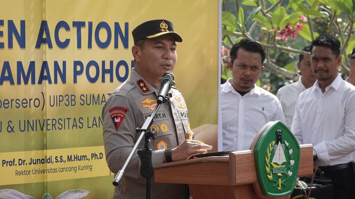 Kapolda Riau: Menanam Satu Pohon, Njenguk Generasi Penceng Cengeng?