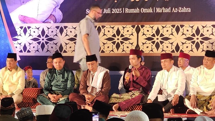Kapolda Riau Hantam Tradisi Akikah, Potong Rambut Sadeem Bersama UAS