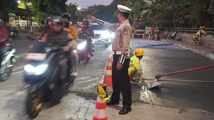 Lalin di Cijantung Arah Cililitan Tersendat Imbas Perbaikan Jalan - Update 1