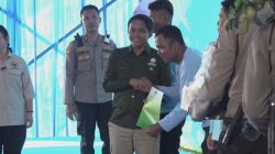 **Menhut Serahkan Salinan SK Lahan ke KTH saat Tanam Jagung Kuartal III, Dukung Pertanian Sosial**