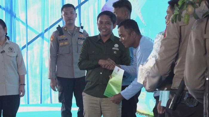 **Menhut Serahkan Salinan SK Lahan ke KTH saat Tanam Jagung Kuartal III, Dukung Pertanian Sosial**
