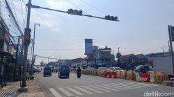 “Simpang Flyover Cibinong Bogor Dipasang Lampu Lalin, Ini Alur Arusnya yang Mungkin Anda Lewatkan!”