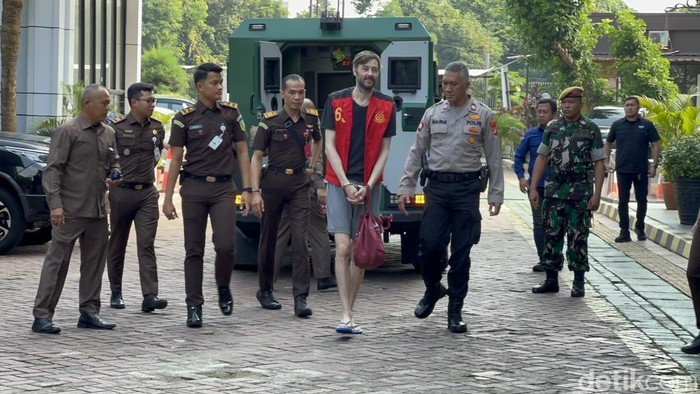 **Kejari Jaksel Ekstradisi WN Rusia Buron Interpol, Sempat Ditahan Polda Metro**