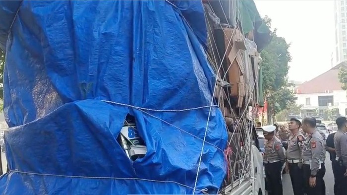 [Kabur, Pikap Overload Bawa Motor Bodong Dikejar-kejar Polisi Sampai Jaksel]