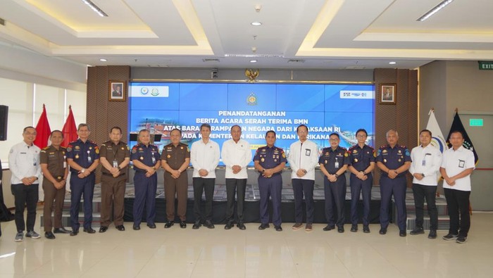 **Badan Pemulihan Aset Kejagung Serahkan 5 Kapal Rampasan ke KKP, Bantu Pemulihan Perikanan**
