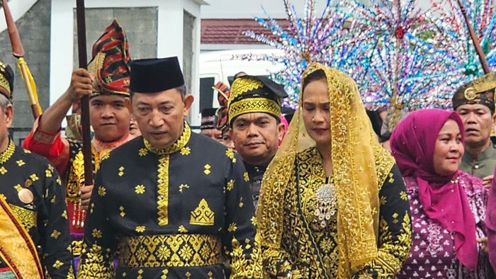 Kapolri Membuat Gebrakkan dengan Pakai Baju Adat Melayu di LAM Riau