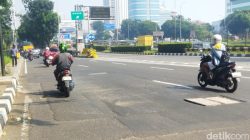 “Jalan Rusak di TB Simatupang: Warga Terlantar, Kecelakaan Meningkat”