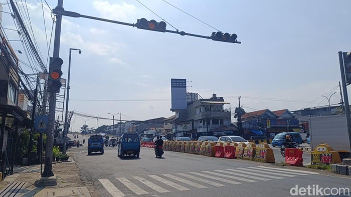 **Lampu Lalin di Flyover Cibinong Masih Uji Coba, Bupati Bogor Sebut Belum Optimal**