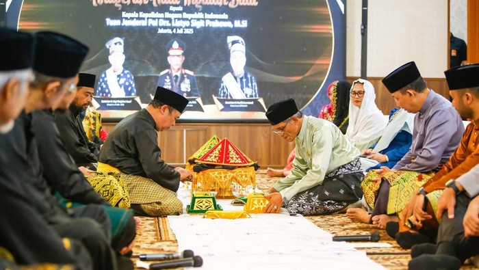 **Lembaga Adat Riau: Anugerah 'Ingatan Budi' untuk Kapolri, Apa Alasannya?**