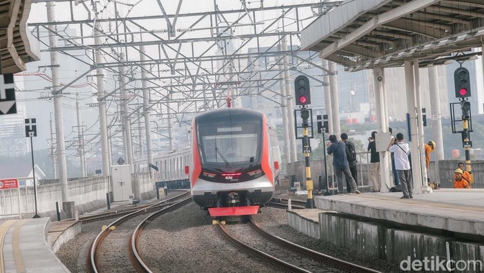 **Pelempar Batu KRL Baru di Bogor Diserahkan ke Polisi, Ancaman Keamanan Transportasi Terungkap**