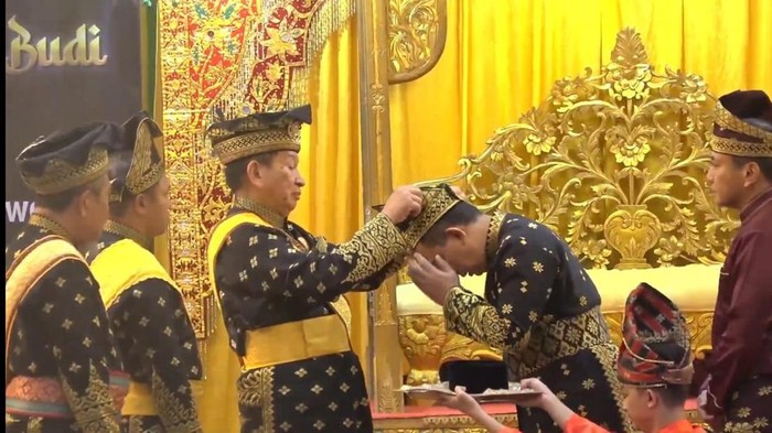 **Kapolri Terima Anugerah Adat dari LAM Riau, Dipasangkan Tanjak di Kepala**