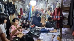 “Jelang Tahun Ajaran Baru, Warga Serbu Pasar Senen Cari Seragam Sekolah Murah”