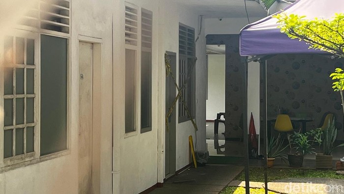 **CCTV Terbaru di Misteri Kematian Diplomat Muda Kemlu: Penjaga Kos Dengan Sarung dan HP Jadi Sorotan**