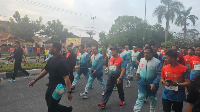 **Usai Flag Off Riau Bhayangkara Run, Kapolri-Kapolda Berjalan Santai Sapa Warga**