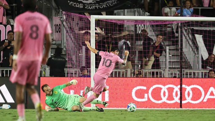 Messi Curi Bola, Gocek Kiper, Cetak Gol, Perpanjang Rekor - Update 1