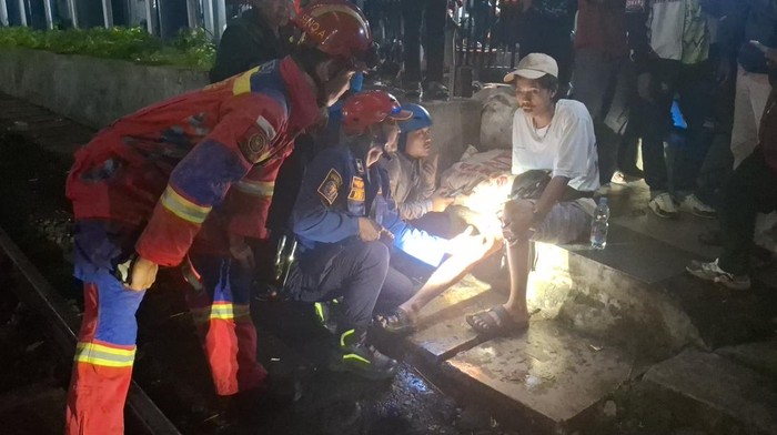 Damkar Bogor Lakukan Aksi Heroik, Evakuasi Kaki Pria yang Terjepit di Perlintasan KA