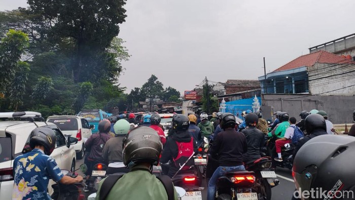 **Hari Pertama Sekolah, Lalin Jalan Raya Bogor Macet, Jakarta Timur Tersendat!**
