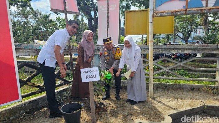 Kapolda Riau Ajak Siswa Tanam Pohon di Hari Pertama Sekolah, Berikan Pesan Peduli Lingkungan