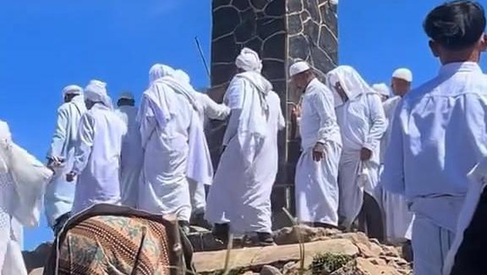 **Viral Rombongan Putih di Puncak Lawu, Ritual Bulan Suro Terungkap oleh Polisi**