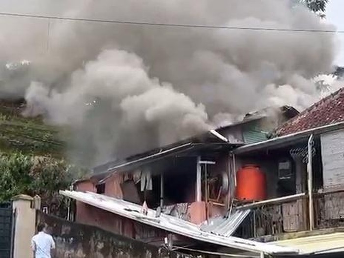 Tragedi Mengerikan di Warung Puncak Bogor: Kebakaran Akibat Gas Bocor, 2 Orang Tewas