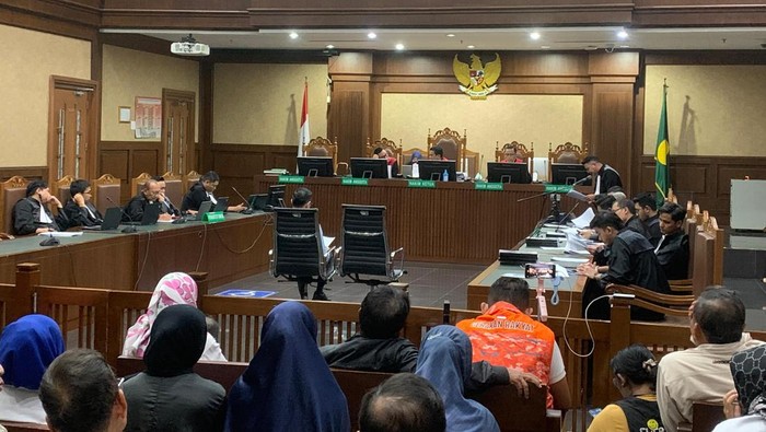 **Tom Lembong: Sidang Korupsi Gula Seperti Perang, Bantah Favoritisasi Produsen Tertentu**