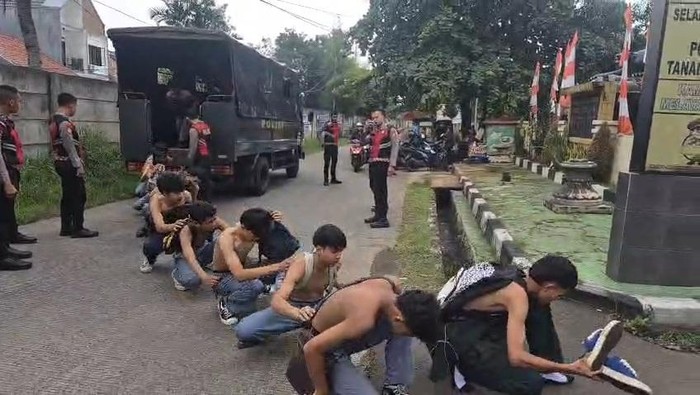 **14 Siswa SMK di Bogor Diamankan Polisi di Hari Pertama Sekolah, Dugaan Tawuran dengan Senjata Tajam**