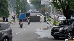 **Tragedi Di Jalan Tegar Beriman: Truk Air Mineral Terguling, Sopir Dan Dua Penumpang Luka-Luka**