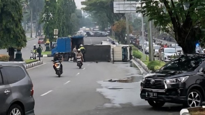 **Tragedi Di Jalan Tegar Beriman: Truk Air Mineral Terguling, Sopir Dan Dua Penumpang Luka-Luka**