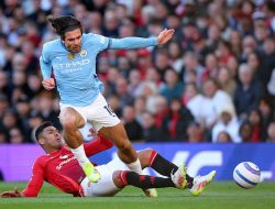 **Tampar Grealish, Fan MU Dilarang Masuk Stadion 3 Tahun: Reaksi dan Dampak di Old Trafford**